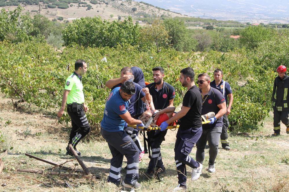 Konya plakalı otomobil tarlaya devrildi! Aynı aileden 5 kişi yaralandı 4